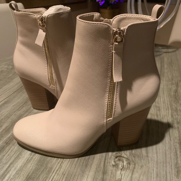 Jessica Cline- 3” Heel Bootie w/ Side Zip, New Cream Vegan Leather 6.5 - Picture 2 of 9